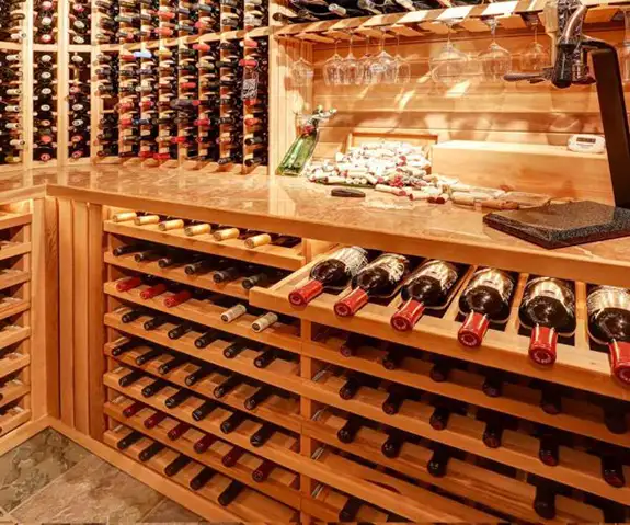 Rangée de bouteilles de vin - La Table de 3 à Bordeaux