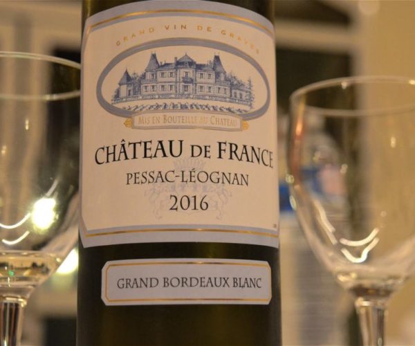 Vin blanc Château de France servi avec élégance - La Table de 3 à Bordeaux