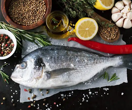 Dorade fraîchement préparée avec épices au restaurant La Table de 3 à Bordeaux