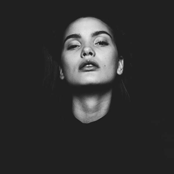 Portrait d’une serveuse du restaurant La Table de 3 à Bordeaux